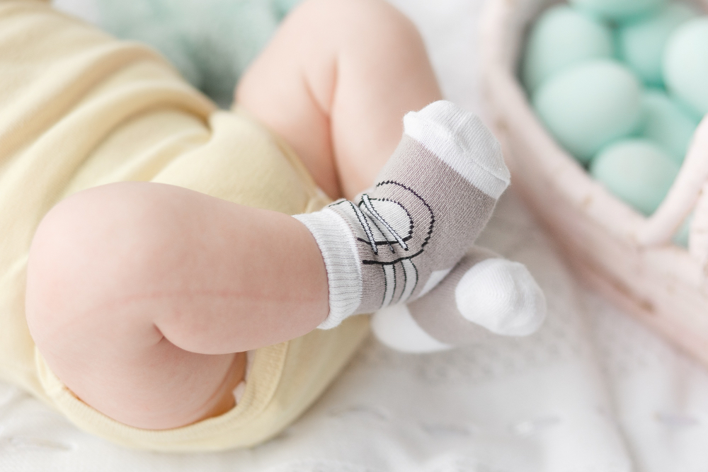 Apakah Bayi Harus Memakai Kaos Kaki? Ini Jawabannya Moms!